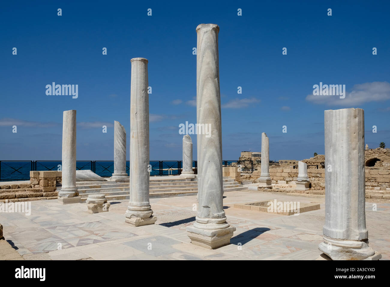 Les colonnes en pierre ancienne contre un ciel bleu clair Banque D'Images