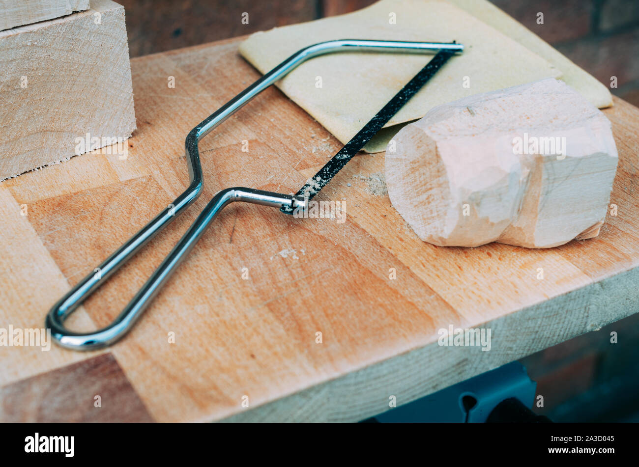 Scie à métaux Junior sur banc en bois Banque D'Images