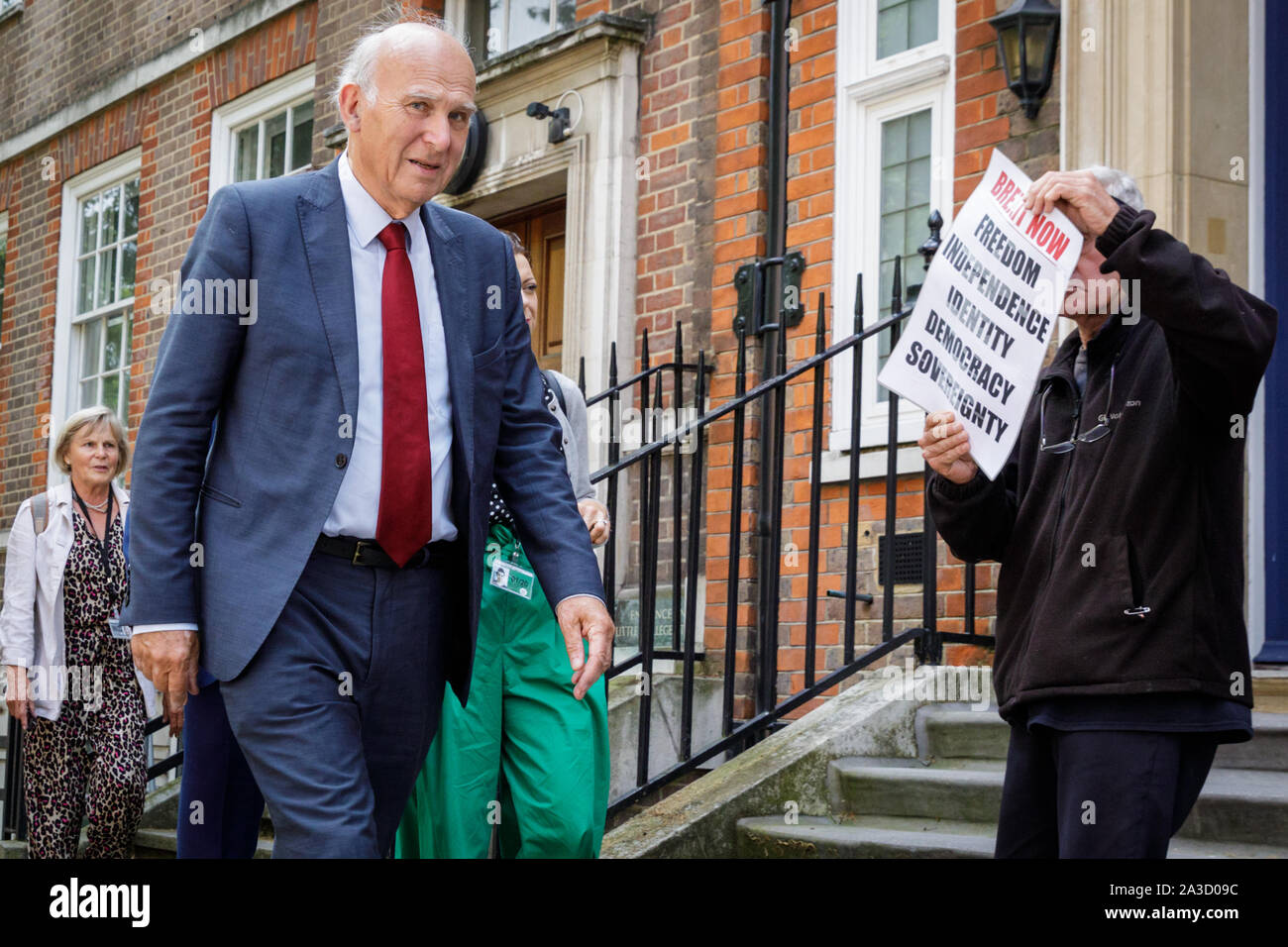 Le chef du Parti libéral-démocrate Vince Cable, MP, le jour de son prédécesseur et nouveau leader Libdem est annoncé, promenades à Westminster, London, UK Banque D'Images