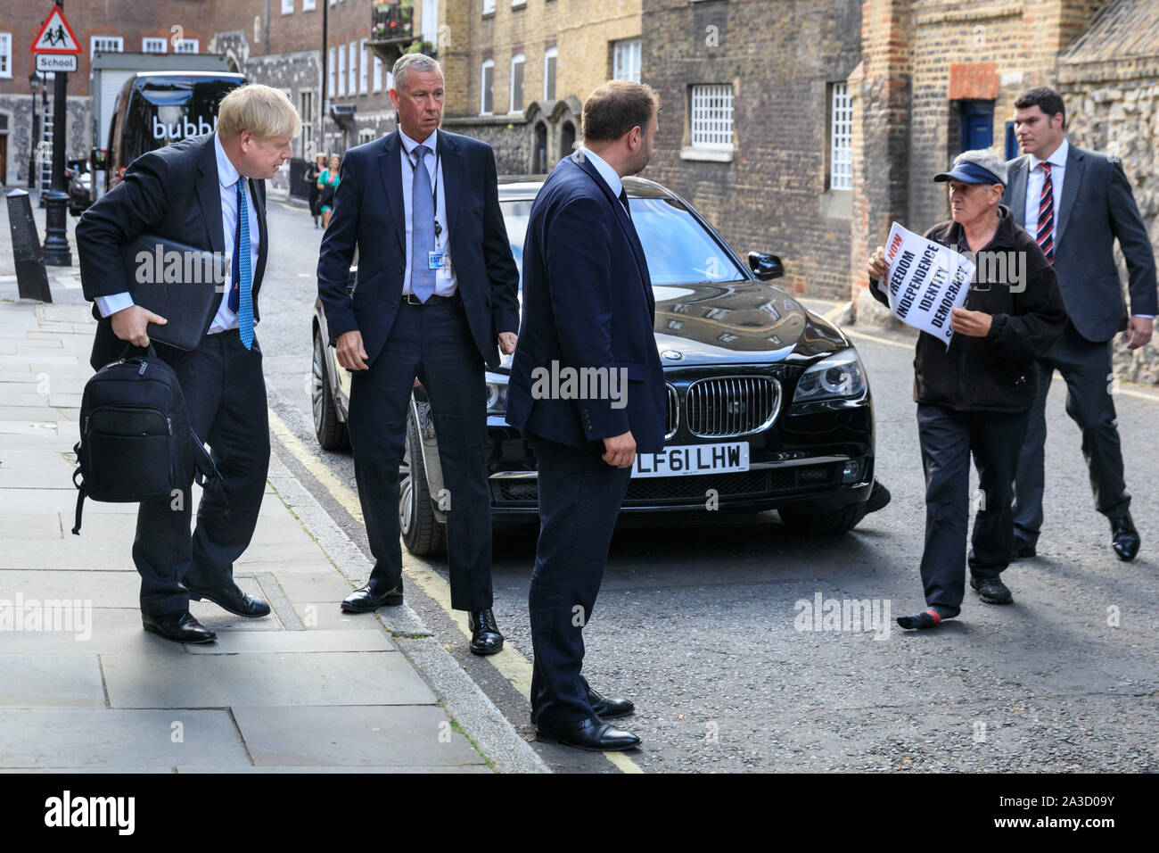 Boris Johnson rencontre un manifestant au cours de sa campagne pour devenir premier ministre, Westminster, Londres Banque D'Images