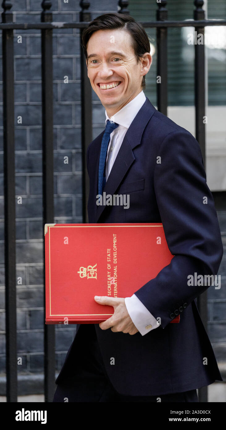 Rory Stewart, député, politicien britannique, secrétaire d'État au développement international, avec dossier rouge à Downing Street, Londres, Royaume-Uni Banque D'Images