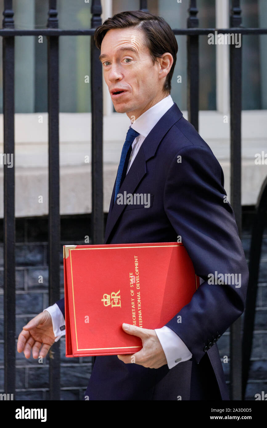 Rory Stewart, député, politicien britannique, secrétaire d'État au développement international, avec dossier rouge à Downing Street, Londres, Royaume-Uni Banque D'Images