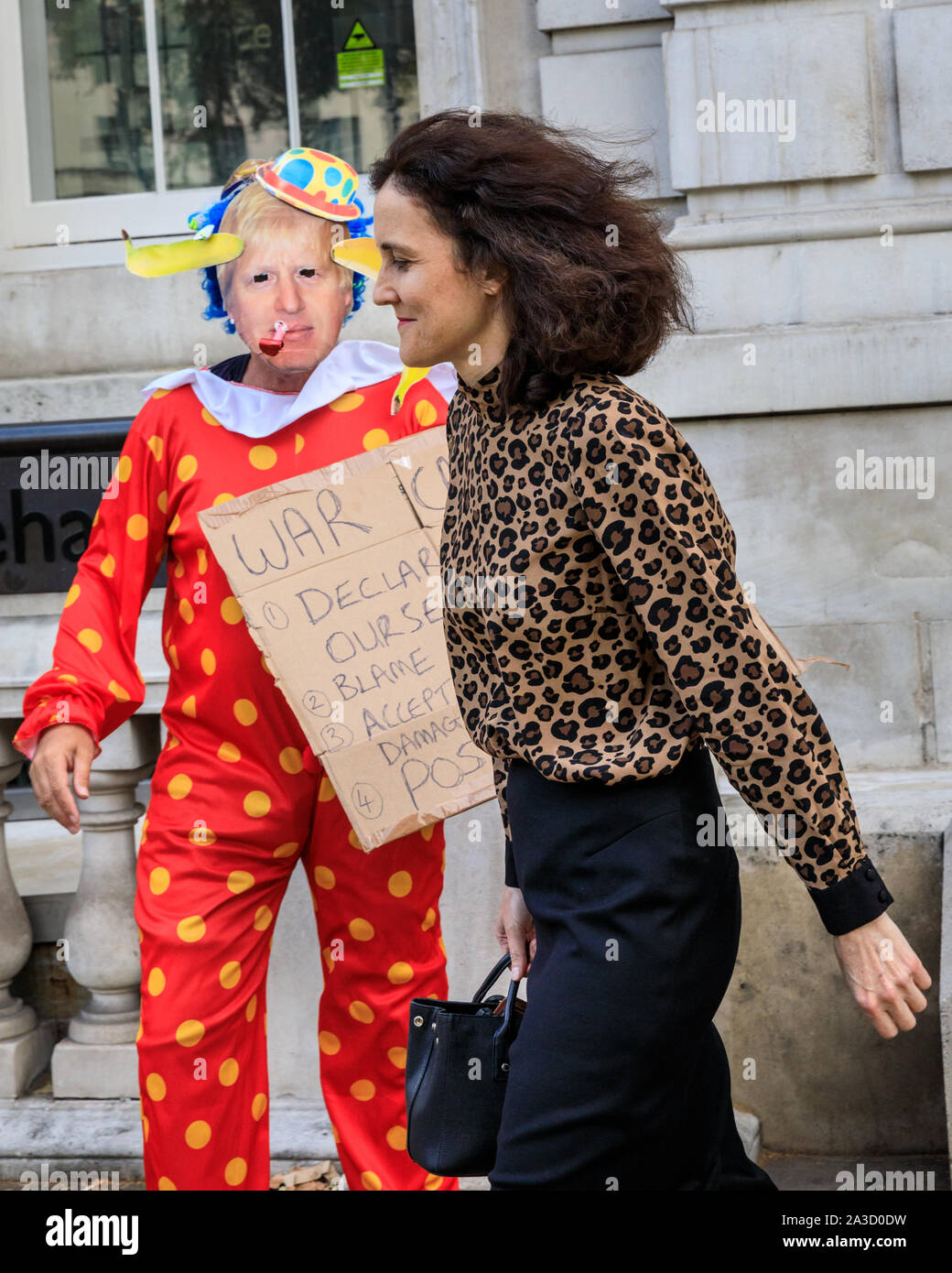 Theresa Villiers, Secrétaire d'État à l'environnement, de l'Alimentation et des Affaires rurales d'un Brexit en manifestant Boris Johnson masque dans Westminster Banque D'Images