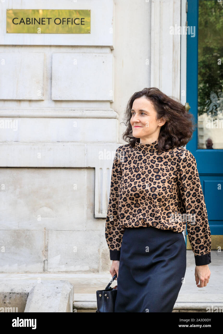 Theresa Villiers, Secrétaire d'État à l'environnement, de l'Alimentation et des Affaires rurales, député conservateur et homme politique, à l'extérieur du Cabinet Office, Londres, UK Banque D'Images