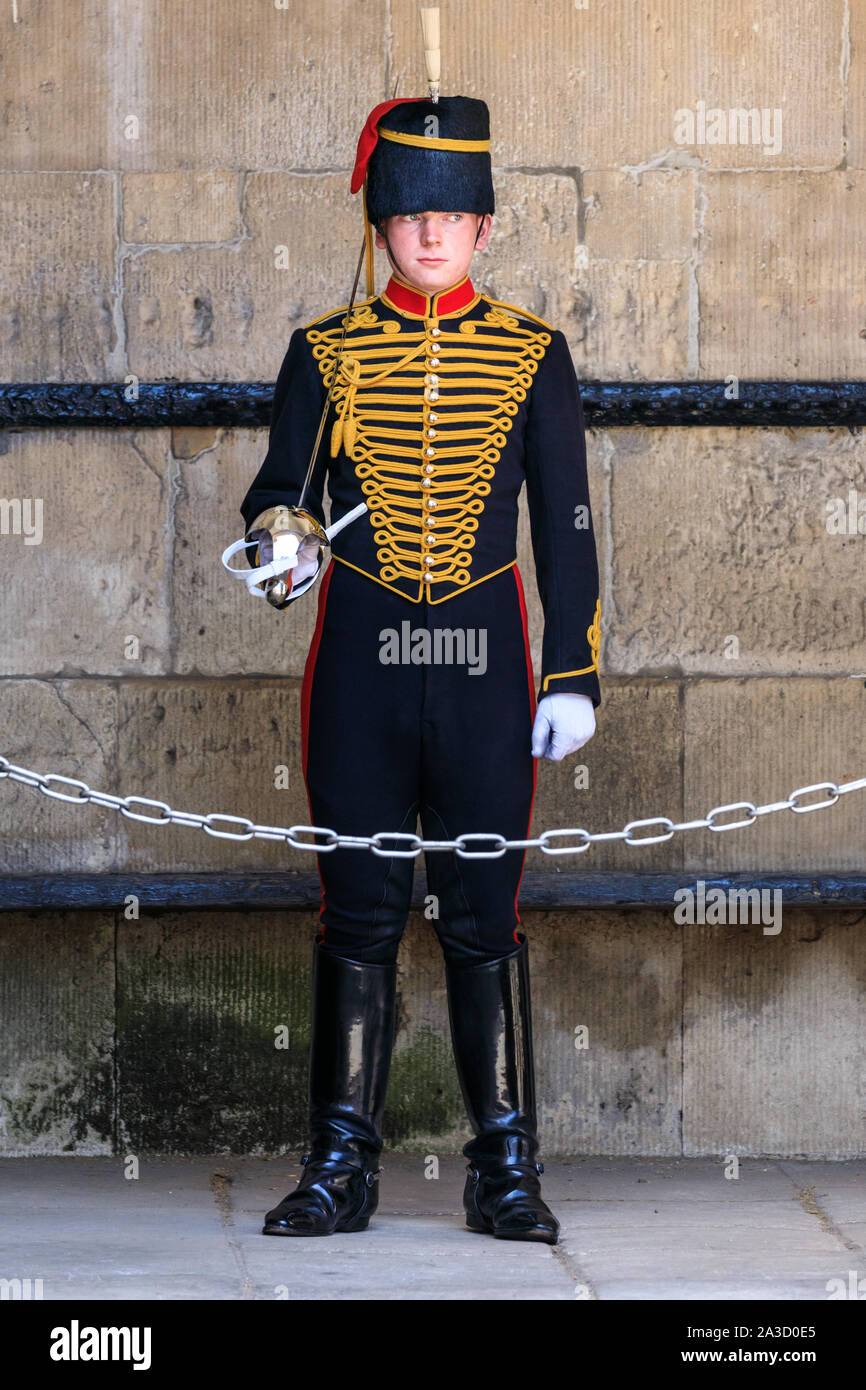Les jeunes de l'Trooper Troupe du Roi, Royal Horse Artillery, démontées sentry, monte la garde à Horse Guards à Whitehall, Londres, UK Banque D'Images
