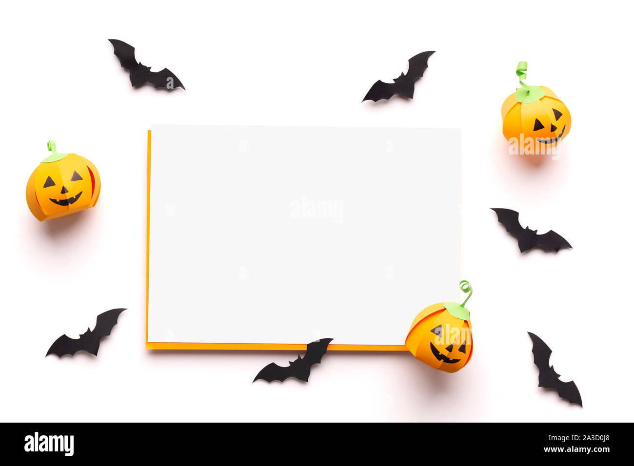 Arrière-plan de création d'Halloween avec des citrouilles et des chauves-souris Banque D'Images