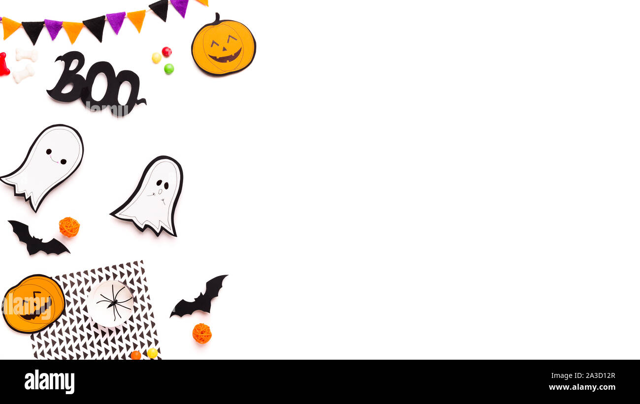 Halloween Party et maison de fond avec les fantômes de papier Banque D'Images