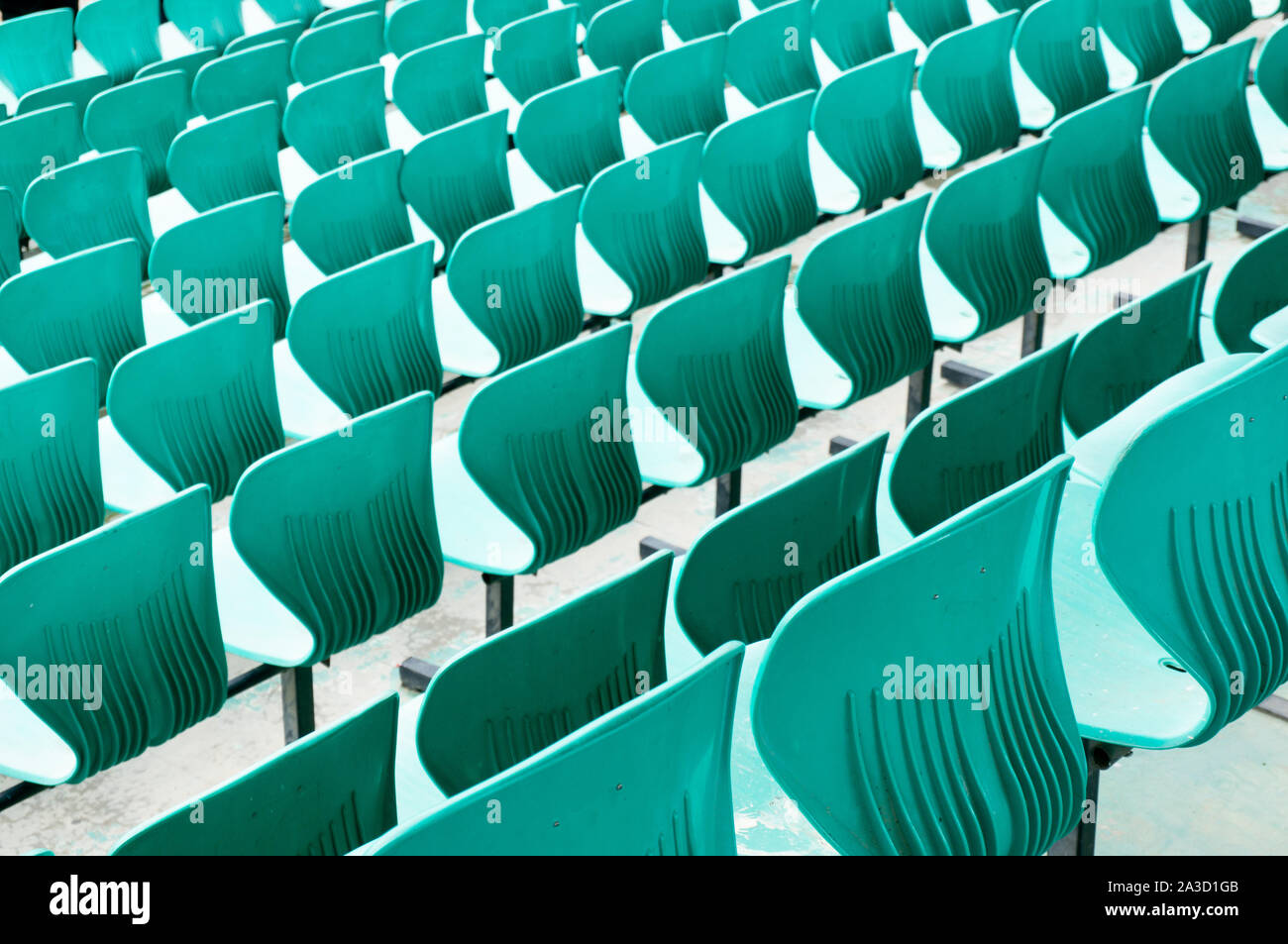 Chaise en plastique vert lignes dans un stade de cricket pour l'auditoire  de s'asseoir sur Photo Stock - Alamy