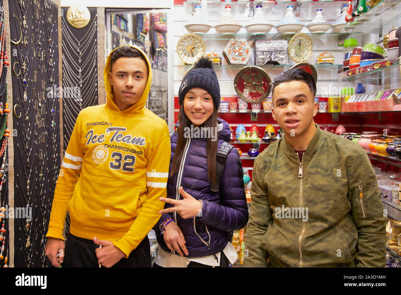 Maroc Fès jeunes dans une boutique avec des produits traditionnels 9-12-2017 Jaco photo Claude Rostand Banque D'Images
