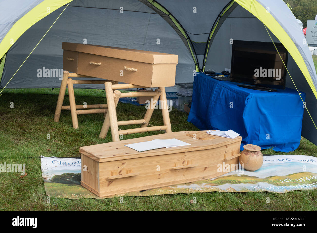 Cercueils en carton et en bois simple sur l'affichage pour les obsèques en un spectacle, UK Banque D'Images