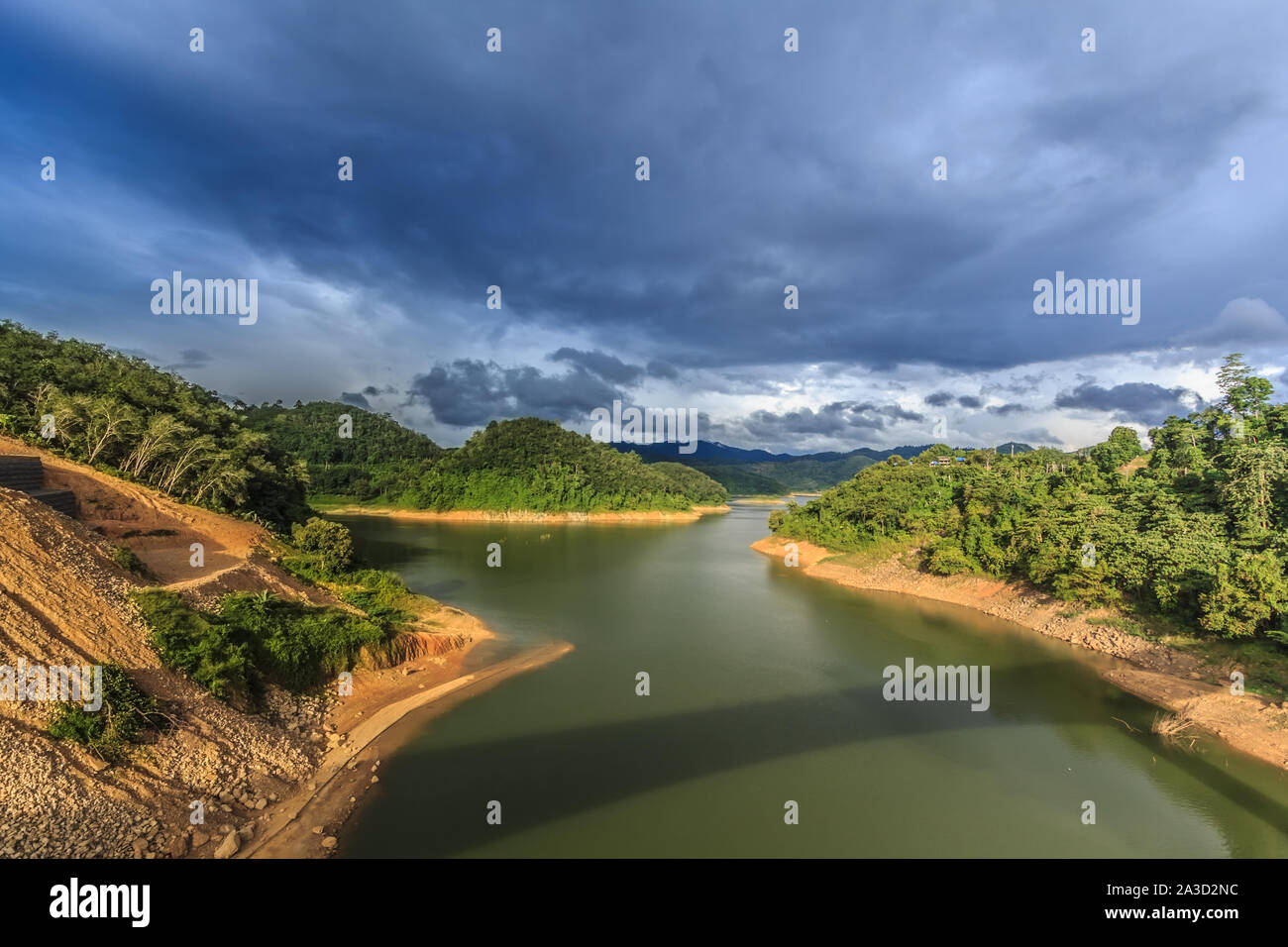 Lac Vert et ciel bleu de Betong, Yala, Thaïlande Banque D'Images