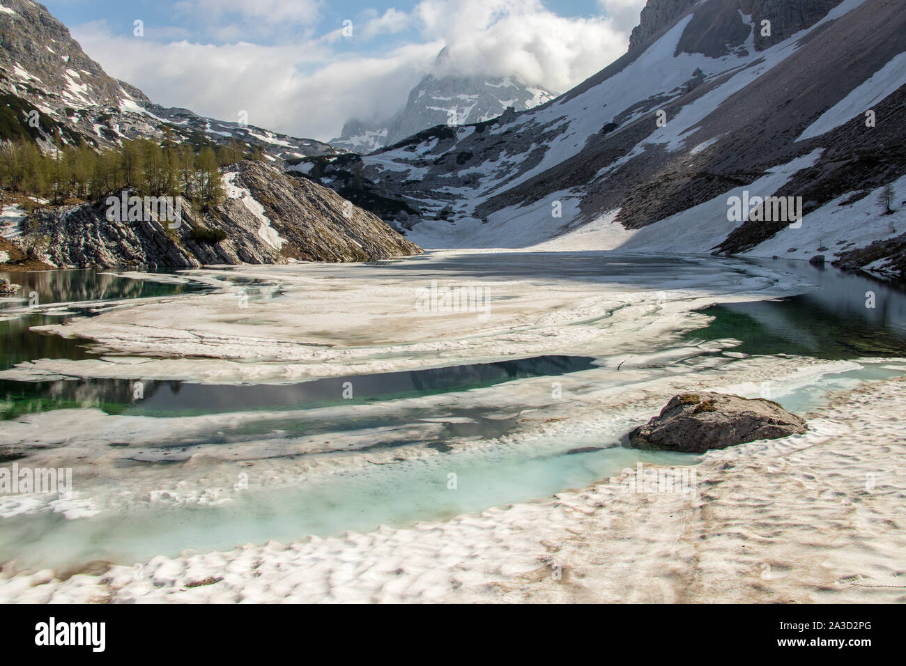 Ledvicka lac recouvert de neige, au début de l'été Banque D'Images