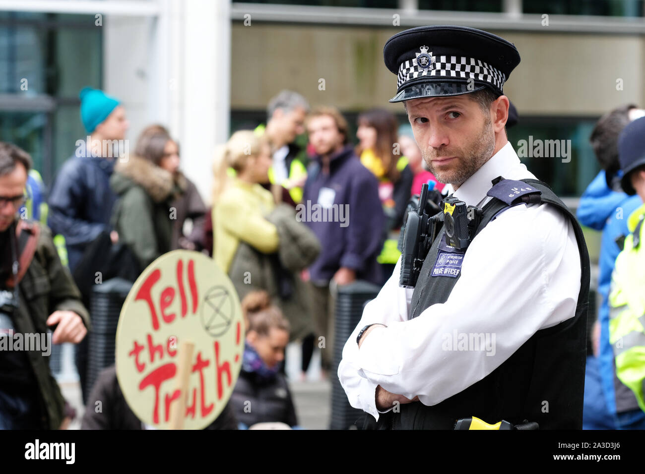 Westminster, London, UK - Lundi 7 octobre 2019 - a rencontré l'agent de police garde un oeil de la rébellion de l'extinction des manifestants dans le climat XR Marsham Street directement à l'extérieur du bureau à domicile. Photo Steven Mai / Alamy Live News Banque D'Images