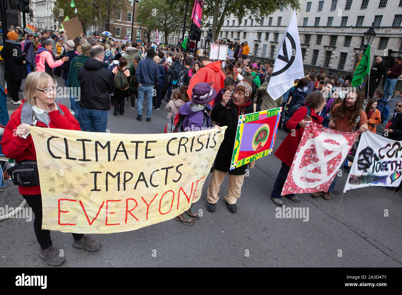 Rébellion d'extinction a commencé une protestation contre l'inaction de deux semaines au cours de la crise climatique à Westminster avec de nombreux barrages routiers, y compris les ponts Lambeth et Westminster. Manifestations devant le Parlement, l'abbaye de Westminster, Downing Street et le DEFRA a abouti à l'ensemble de la zone d'être fermé à la circulation. Banque D'Images