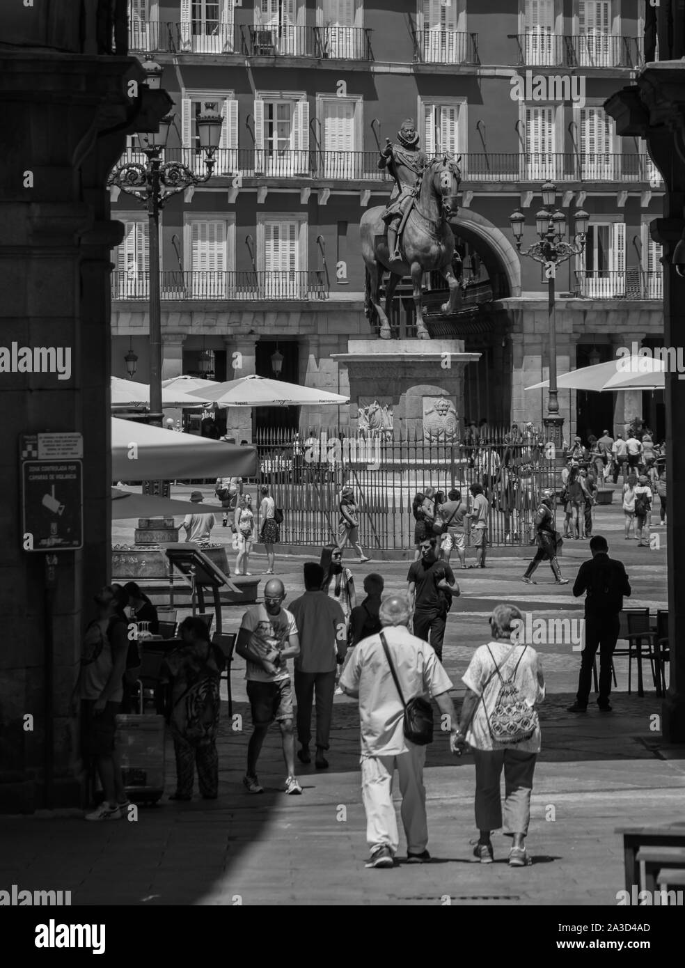 Une photo en noir et blanc d'un couple enderly près de Plaza Mayor (Madrid). Banque D'Images