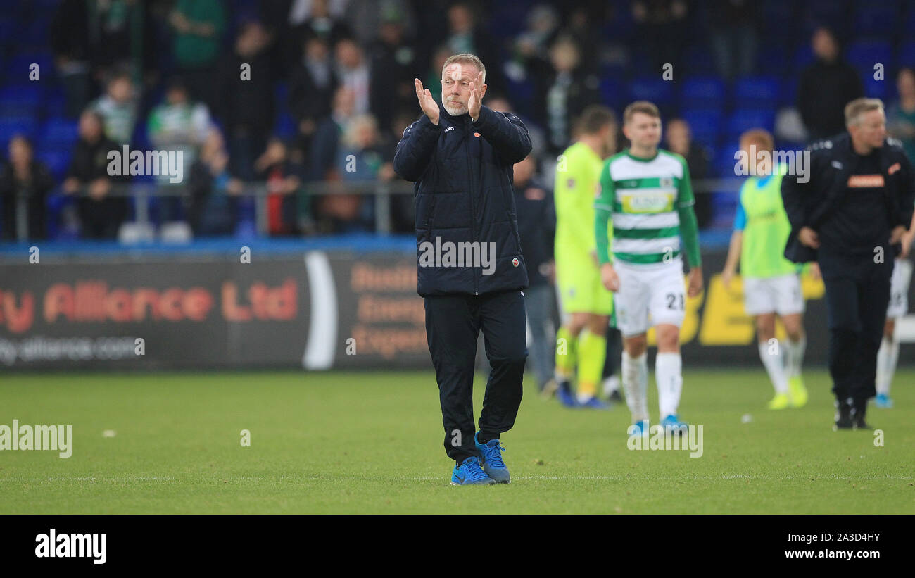 HARTLEPOOL, Angleterre le 5 octobre. Hartlepool United manager Craig Hignett applaudit les fans après le match de la Ligue nationale de Vanarama entre Hartlepool United et Yeovil Town au parc Victoria, Hartlepool le samedi 5 octobre 2019. (Crédit : Mark Fletcher | MI News) photographie peut uniquement être utilisé pour les journaux et/ou à des fins d'édition de magazines. Banque D'Images