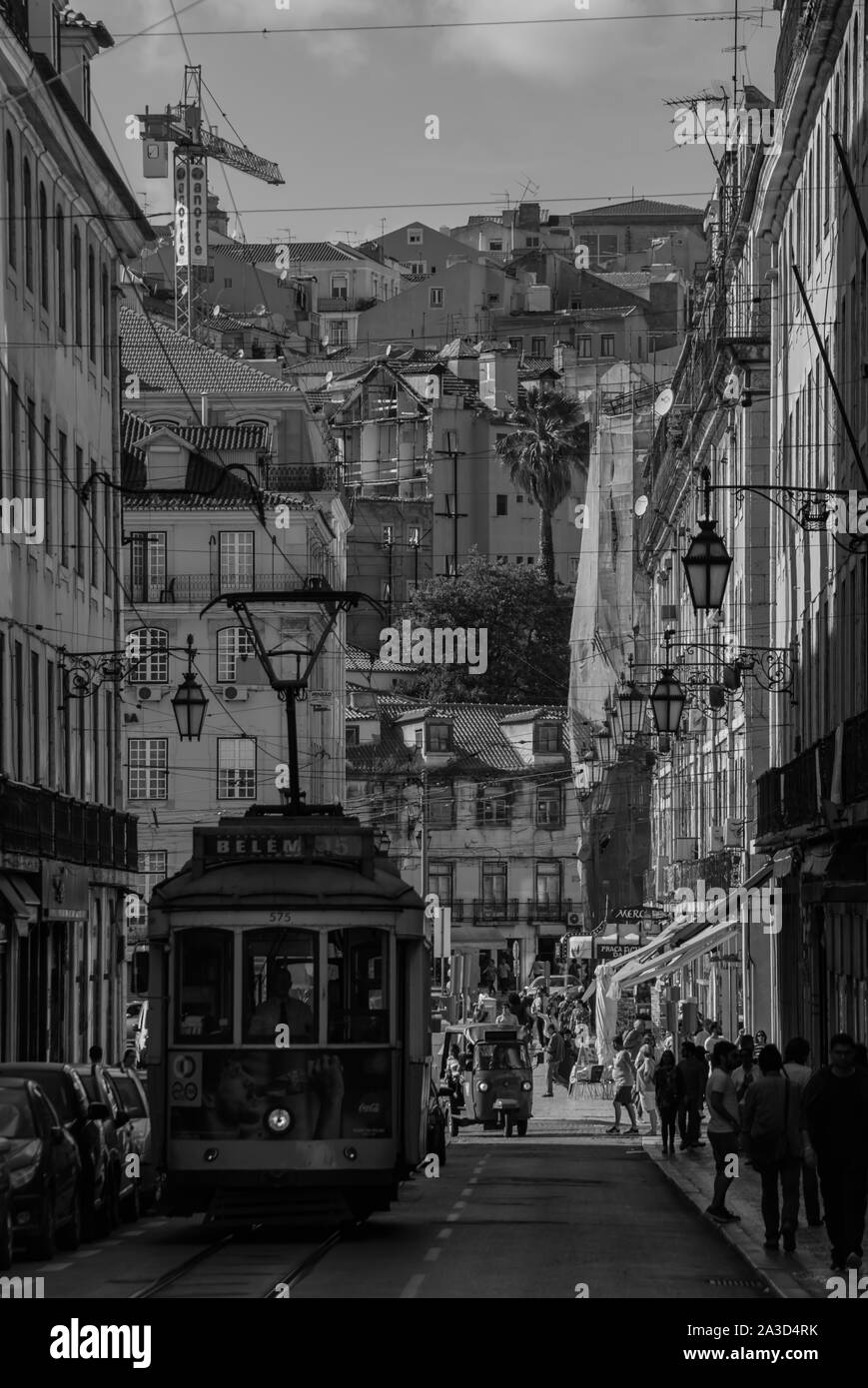Une photo en noir et blanc d'un tramway dans la vieille ville de Lisbonne. Banque D'Images