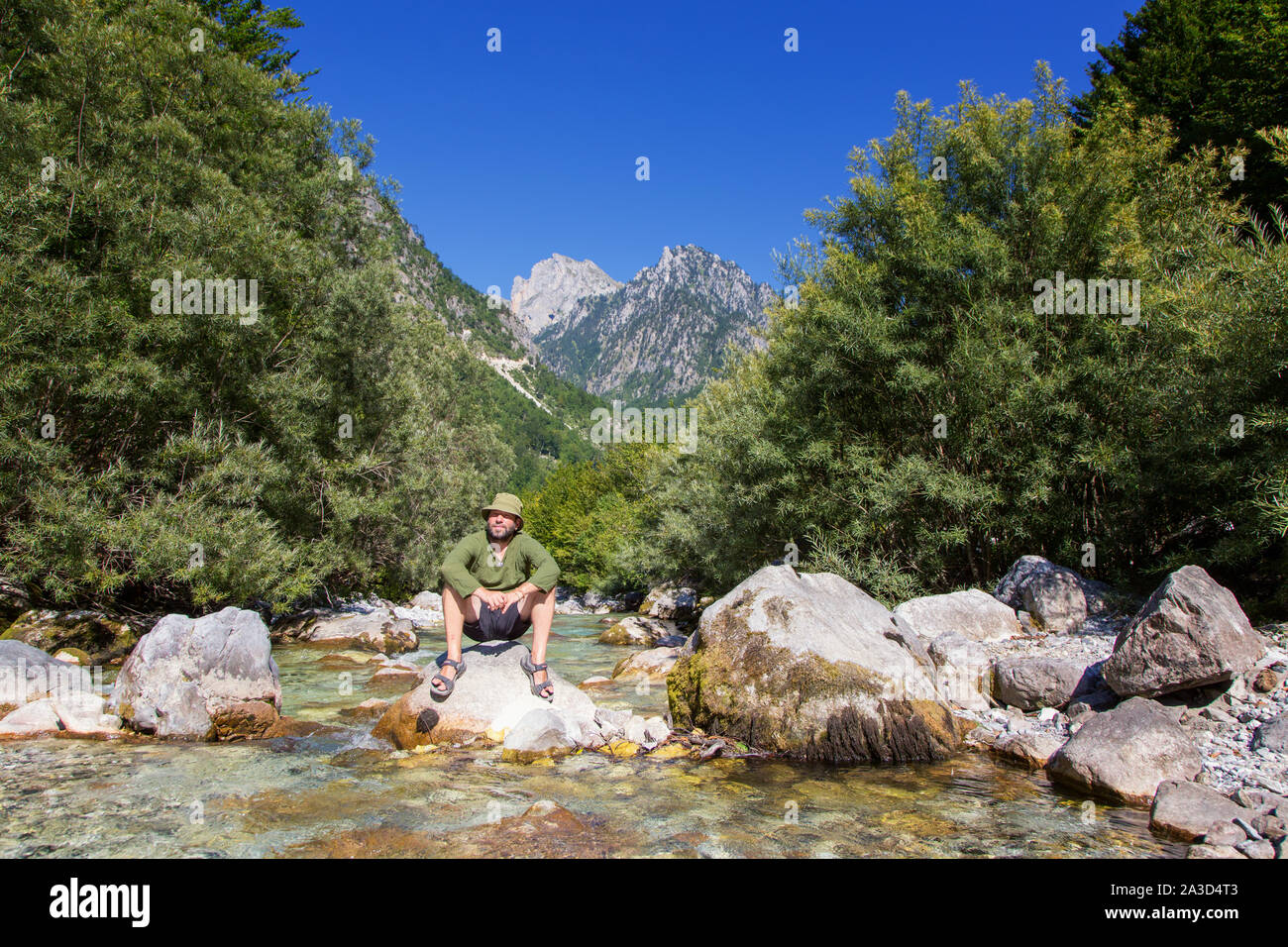 Faites une pause à beau panorama de sommets entourant le parc national de la vallée de Valbona, Albanie Banque D'Images