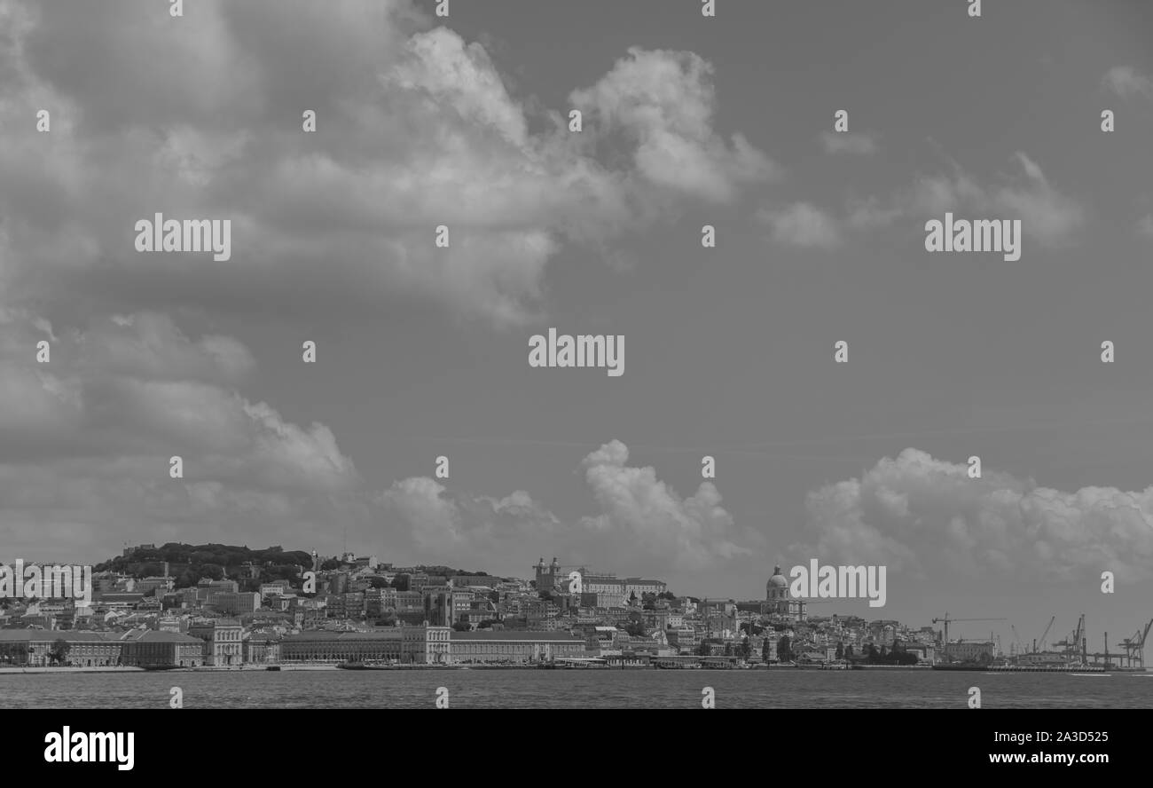 Une photo en noir et blanc la ville de Lisbonne de l'autre côté de la rivière Tejo. Banque D'Images