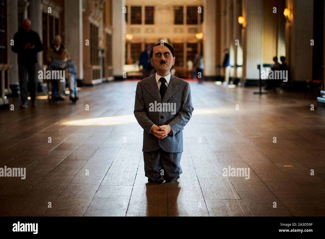 Lui, 2001 - une exposition temporaire de l'artiste Maurizio Cattelan à Blenheim Palace, Oxfordshire, UK Banque D'Images