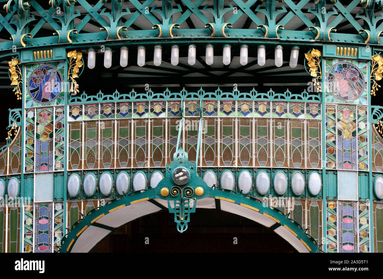 Prague, République tchèque. La Maison Municipale, 1905-1911. Conçu par Osvald Polivka et Antonin Balsanek. Style Art Nouveau. Détail architectural de l'entrée principale. Banque D'Images