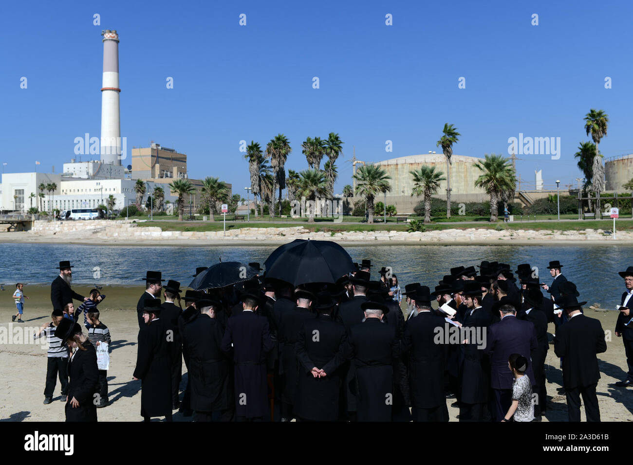 (191007) -- TEL AVIV, le 7 octobre 2019 (Xinhua) -- Les Juifs ultra-orthodoxes effectuer le rituel Tachlikh avant Yom Kippour, le Jour des Expiations, Juif à Tel Aviv, Israël, le 7 octobre 2019. (Tomer Neuberg/JINI via Xinhua) Banque D'Images