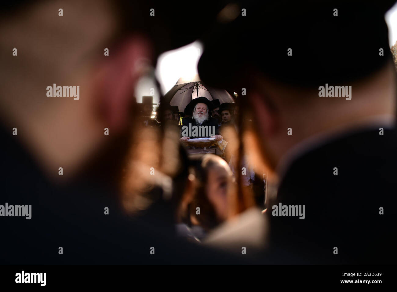 (191007) -- TEL AVIV, le 7 octobre 2019 (Xinhua) -- Les Juifs ultra-orthodoxes effectuer le rituel Tachlikh avant Yom Kippour, le Jour des Expiations, Juif à Tel Aviv, Israël, le 7 octobre 2019. (Tomer Neuberg/JINI via Xinhua) Banque D'Images