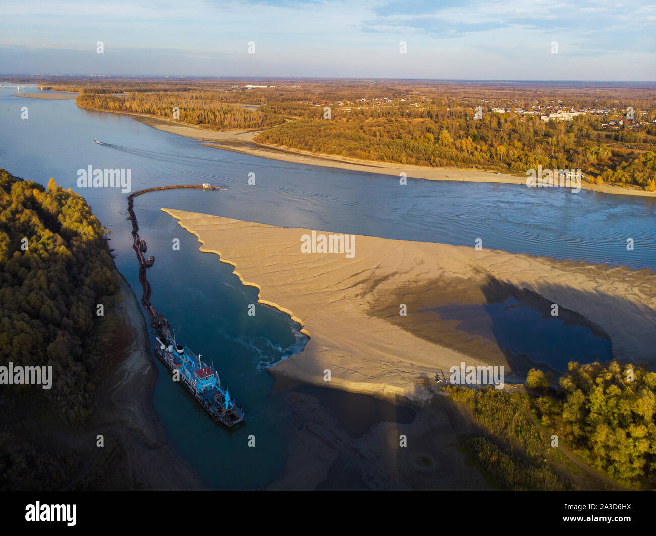 Dans la rivière de barge Banque D'Images