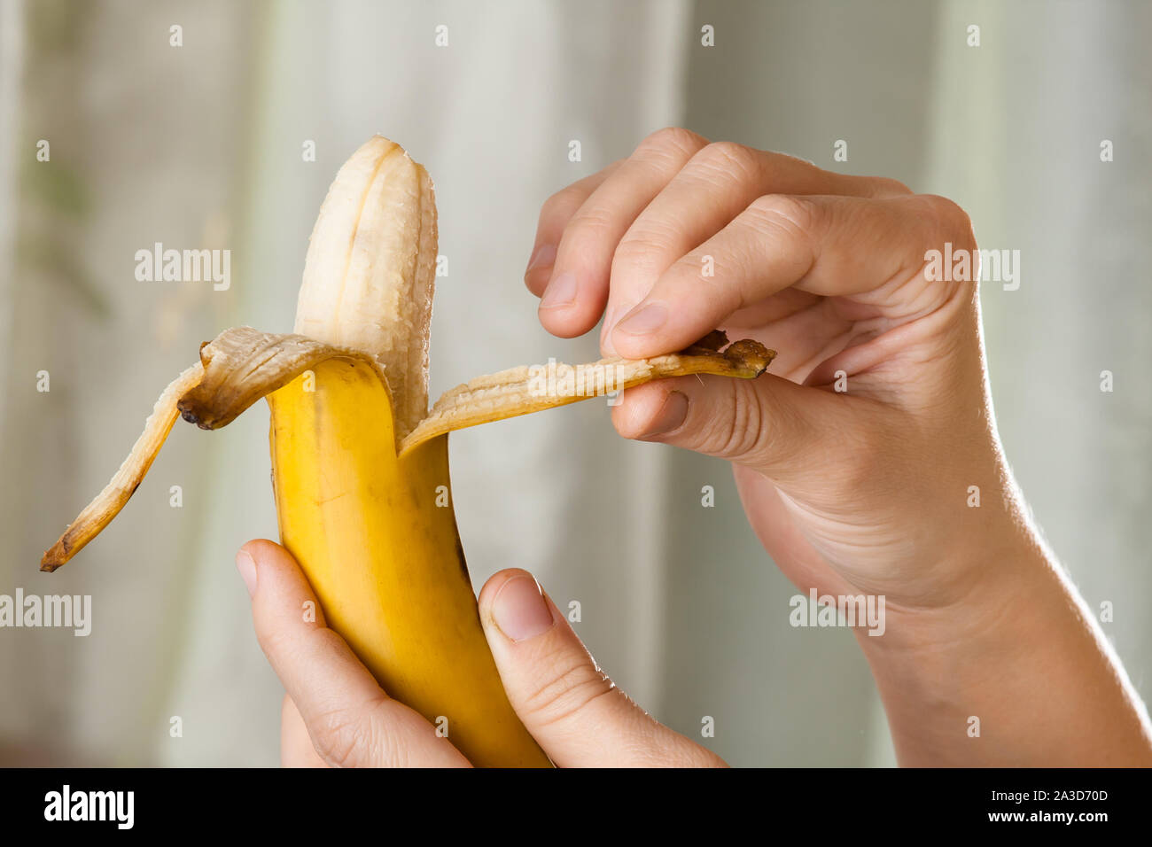 Peeling mains venu banane jaune, Close up Banque D'Images