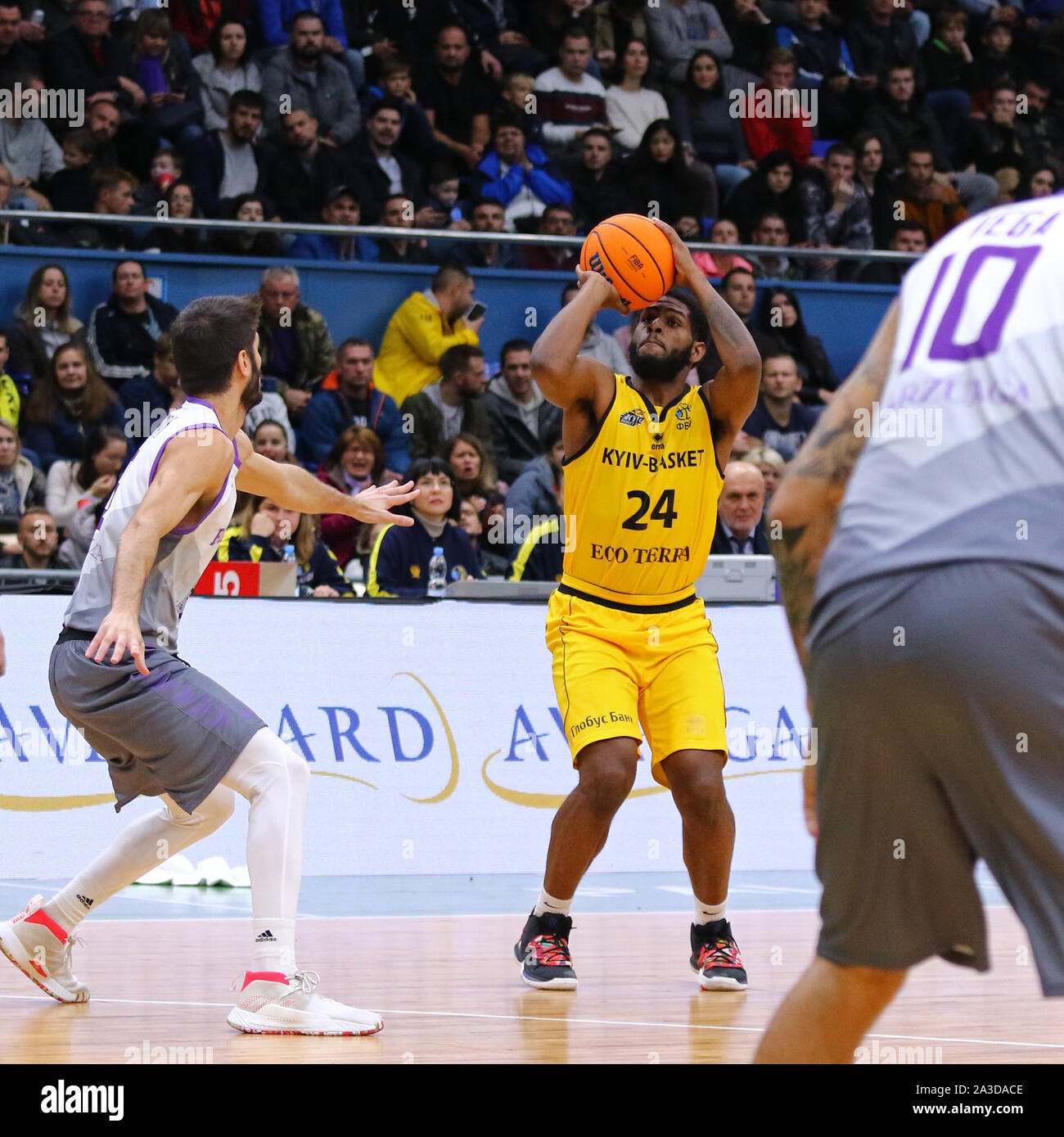 Kiev, UKRAINE - le 26 septembre 2019 : Aundre Jackson de BC Kyiv Panier lance la balle dans le panier au cours de basket-ball FIBA qualificatifs de la Ligue des Champions Match BC Kyiv Panier v San Pablo Burgos à Kiev Banque D'Images