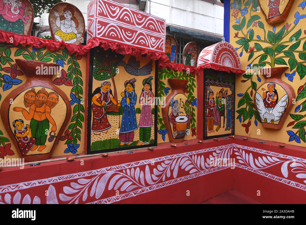 Kolkata, Inde. 07Th Oct, 2019. À l'intérieur Peinture mythologique Puja Pandel par pot Chitrakar de Nandigram. (Photo par Suraranjan Globomat/Pacific Press) Credit : Pacific Press Agency/Alamy Live News Banque D'Images