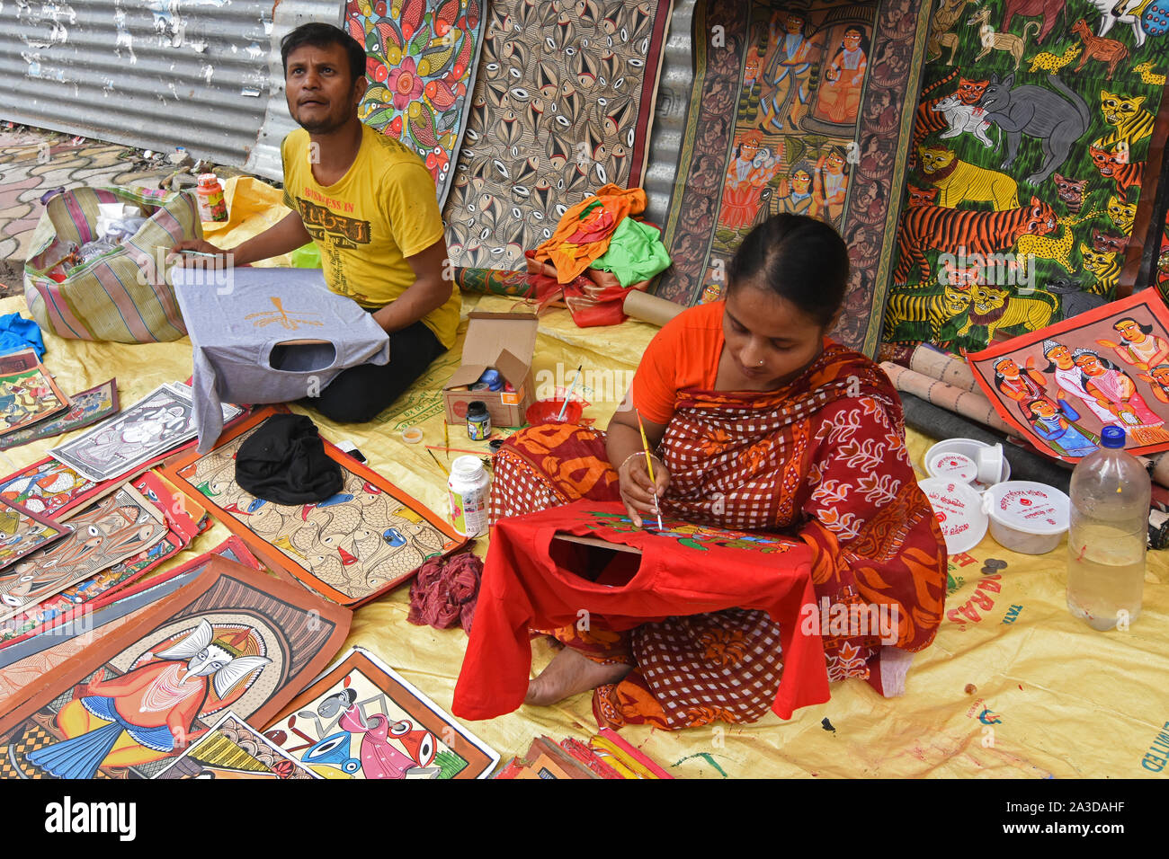Kolkata, Inde. 07Th Oct, 2019. Pandel Artistes de Nandigram de East Midnapore, Bengale occidental montrant leurs œuvres. (Photo par Suraranjan Globomat/Pacific Press) Credit : Pacific Press Agency/Alamy Live News Banque D'Images