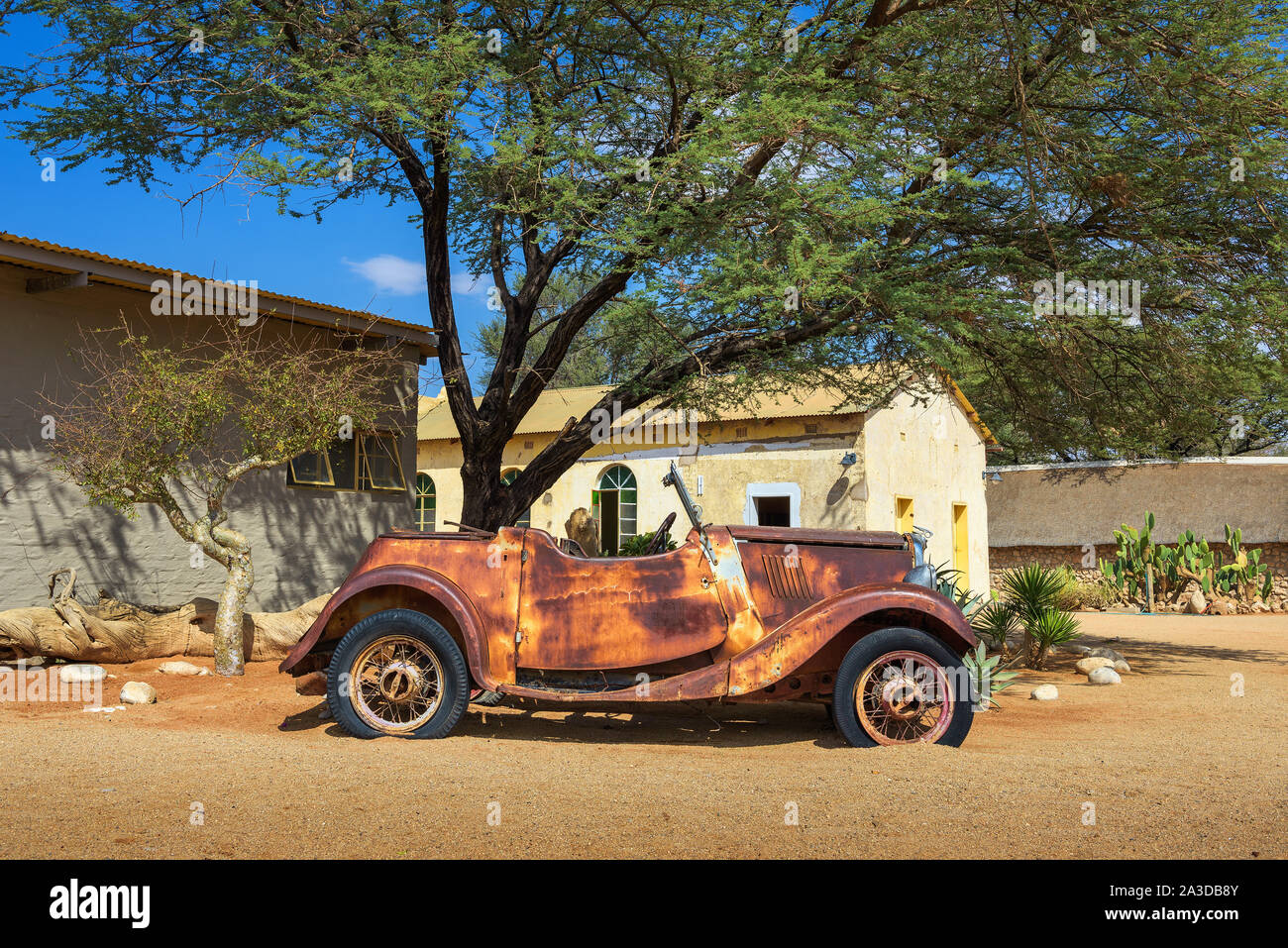 Carcasse de voiture au Solitaire Lodge dans le désert de Namibie Banque D'Images