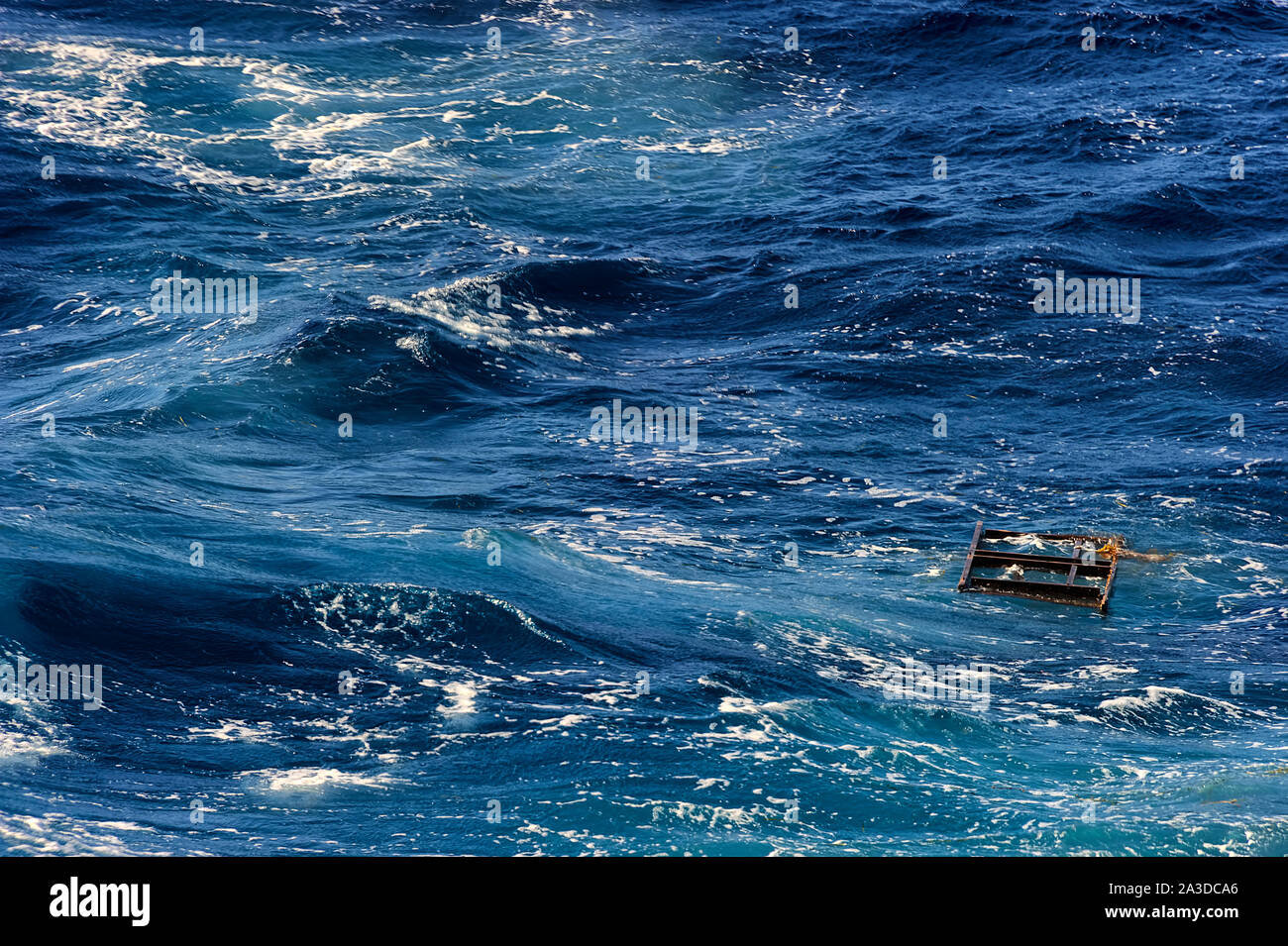 Bien que bateau de croisière est dans l'océan Atlantique par flotteurs debri. Banque D'Images