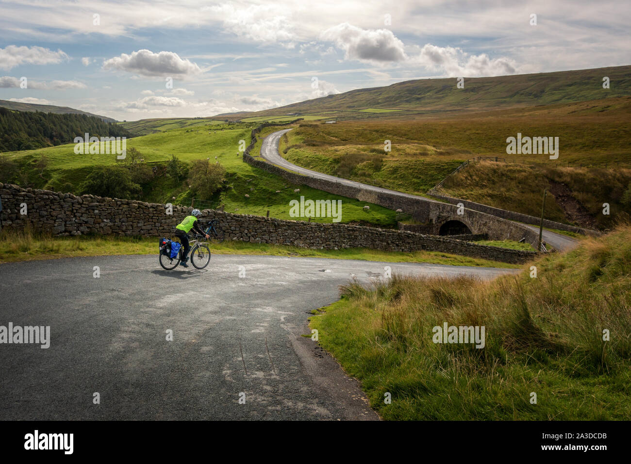 Randonnées à vélo: Longue distance cyliste avec de grands manniers à vélo la route de Tan Hill en direction de Reeth à travers Arkengarthdale, Yorkshire Dales National Park Banque D'Images