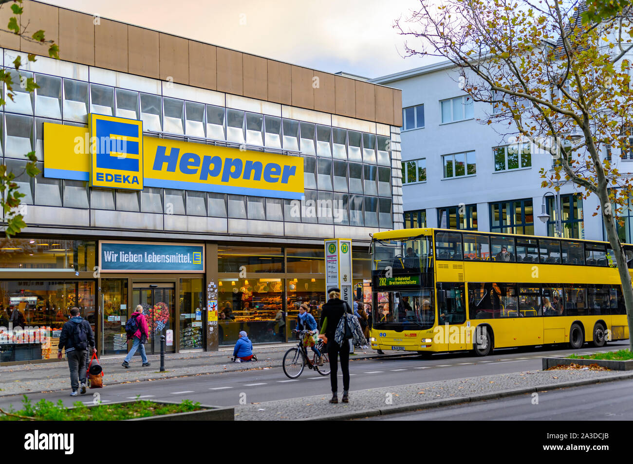 Berlin, Allemagne - le 5 octobre 2019 : Bus, qui est utilisé dans les transports publics, à un arrêt de bus à Berlin-Steglitz, Allemagne. Banque D'Images