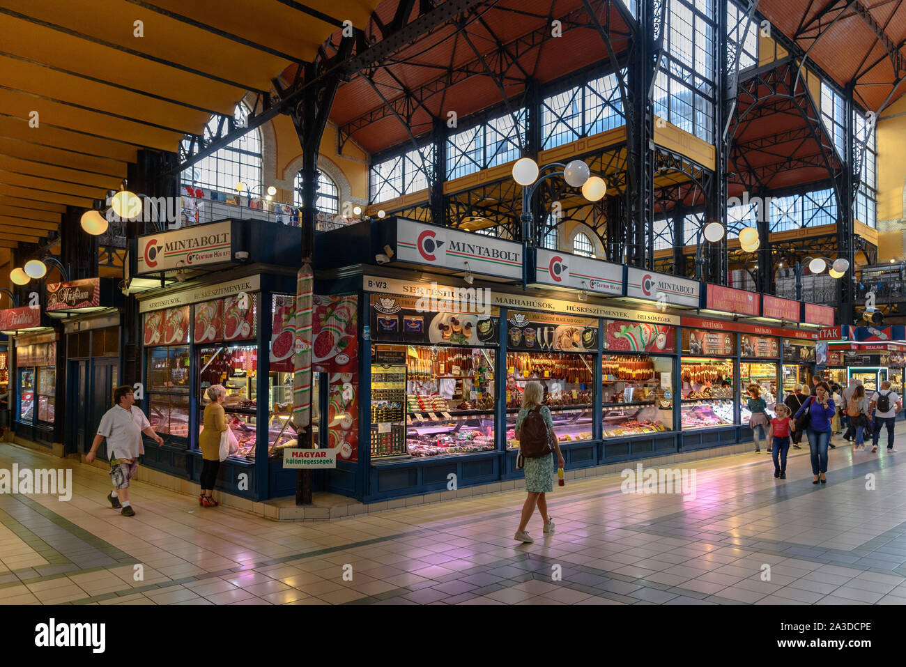 Une boucherie avec saucisses et saucissons suspendus dans la Grande Halle de Budapest, Hongrie Banque D'Images