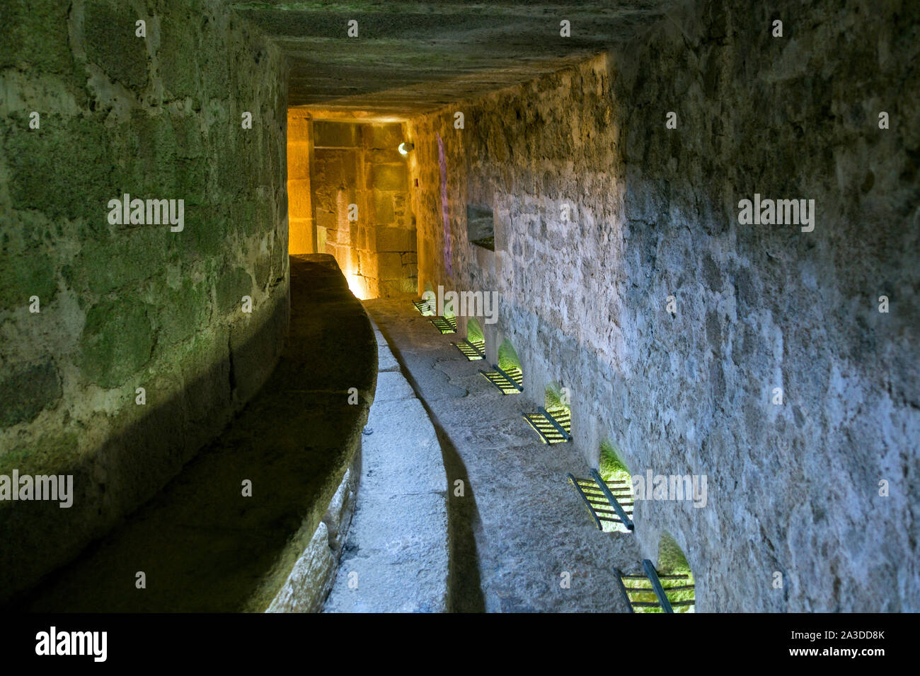 Galerie circulaire avec machicoulis, marbre ouvertures par lesquelles des pierres ou de l'eau bouillante / huile pourrait être abandonné sur les attaquants en château médiéval Banque D'Images