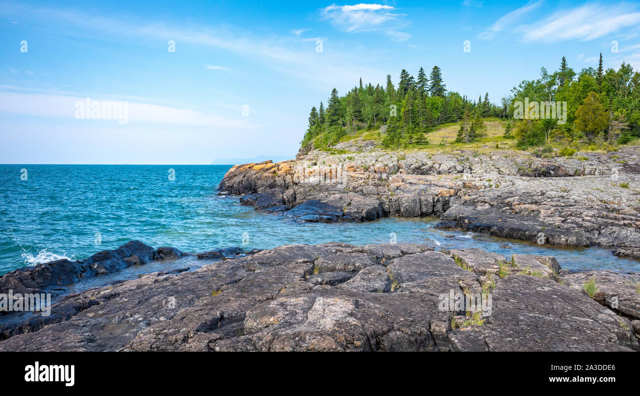 Pierre gris sur la pièce en T Harbour Trail randonnée dans le parc provincial Sleeping Giant, Ontario, Canada Banque D'Images