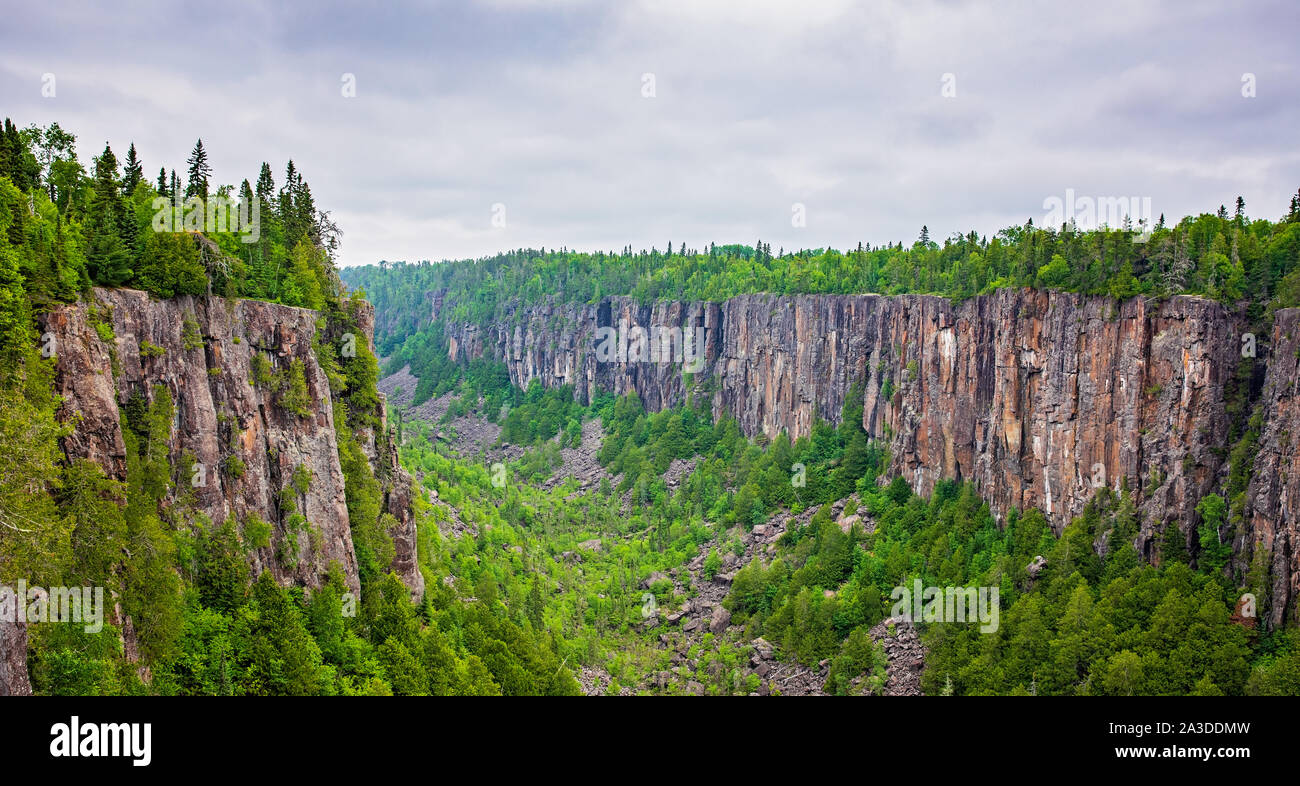 Vue panoramique sur le canyon Ouimet en Ontario, Canada Banque D'Images