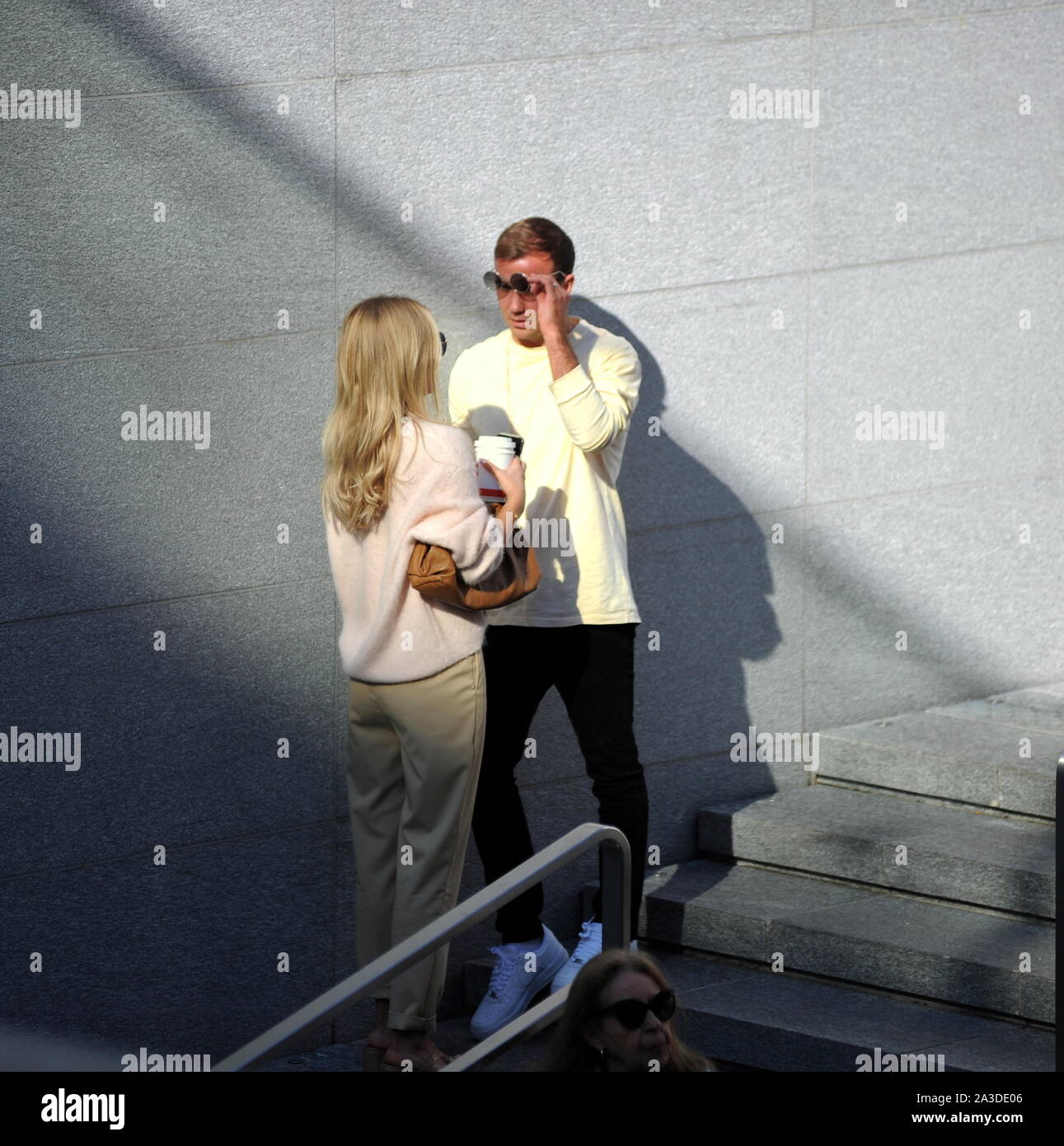 Milan, Mario Gotze et épouse Ann Kathrin Brommel Mario Gotze, footballeur allemand du Borussia Dortmund et de l'équipe nationale d'Allemagne, apercevoir les rues du centre avec sa femme Ann Kathrin BROMMEL. Ici c'est parti pour une longue promenade le long des rues du quadrilatère, puis un arrêt à la boutique 'Apple' sur la place de la liberté, d'essayer de nouveaux smartphones, et une promenade sur la Piazza Duomo, avant de retourner à l'hôtel. Banque D'Images