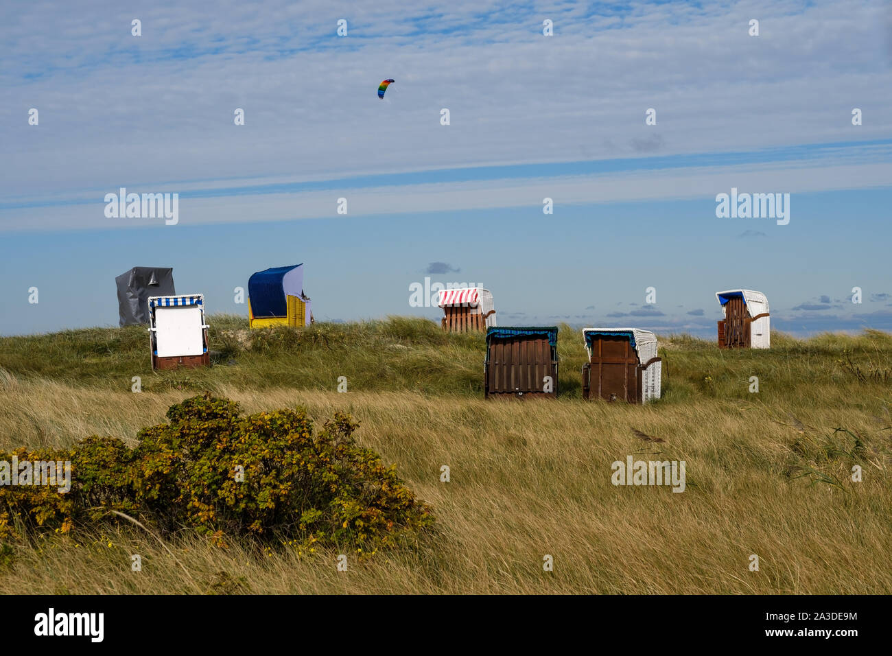 Cuxhaven, Allemagne - 06 octobre 2019 : chaise de plage en osier couvert sur la plage Banque D'Images