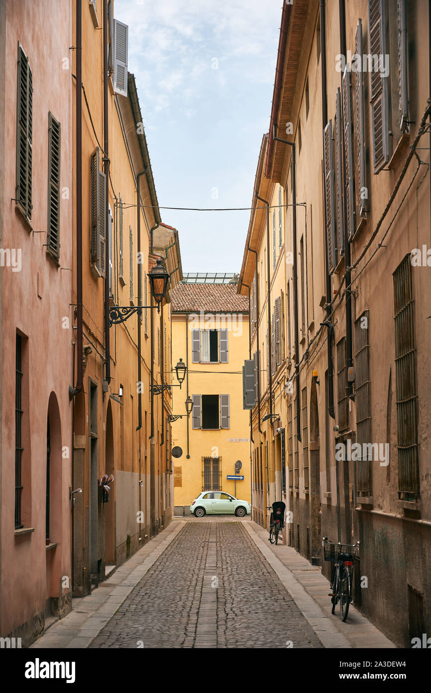 Location de bicyclettes et garé sur ruelle pavée et maisons anciennes en Toscane Banque D'Images