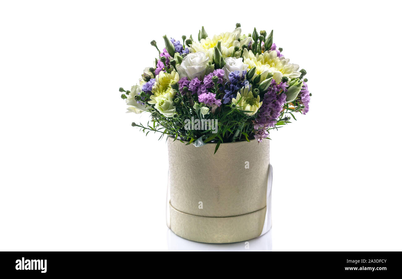 Bouquet de fleurs dans une boîte cadeau ronde sur un fond blanc. Excellent cadeau pour mariage, anniversaire, la Saint-Valentin ou la Fête des Mères. Copy space Banque D'Images