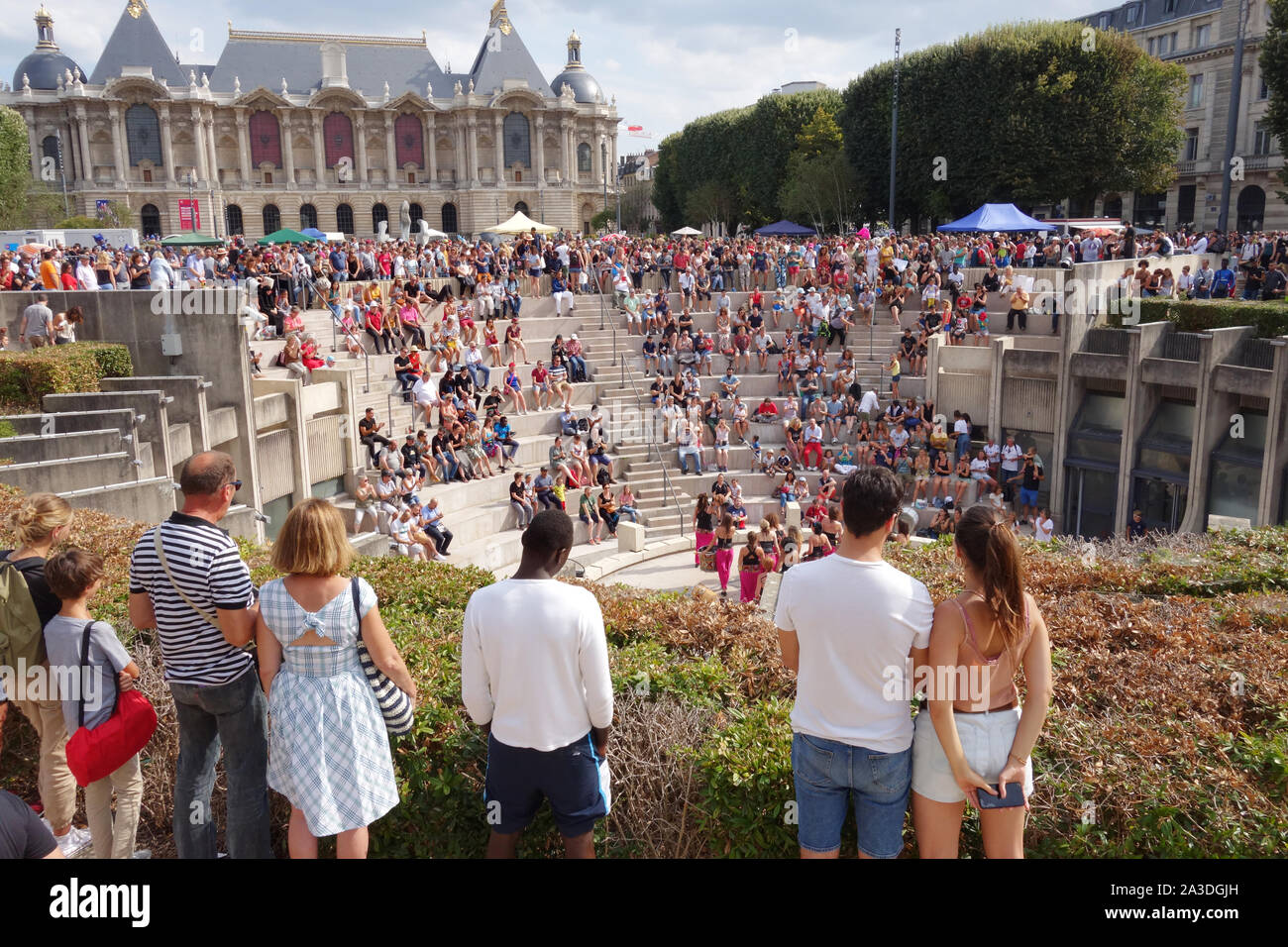 Spectacle de danse à l'amphithéâtre sur la Place de la République à Lille Braderie 2019 Lille, France Europe Banque D'Images