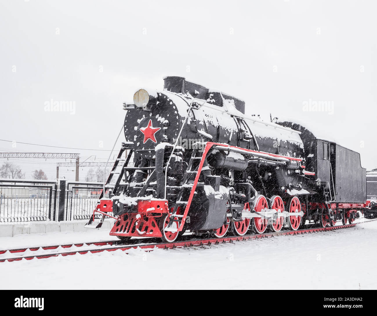 La vieille locomotive noire est garée dans la neige Banque D'Images