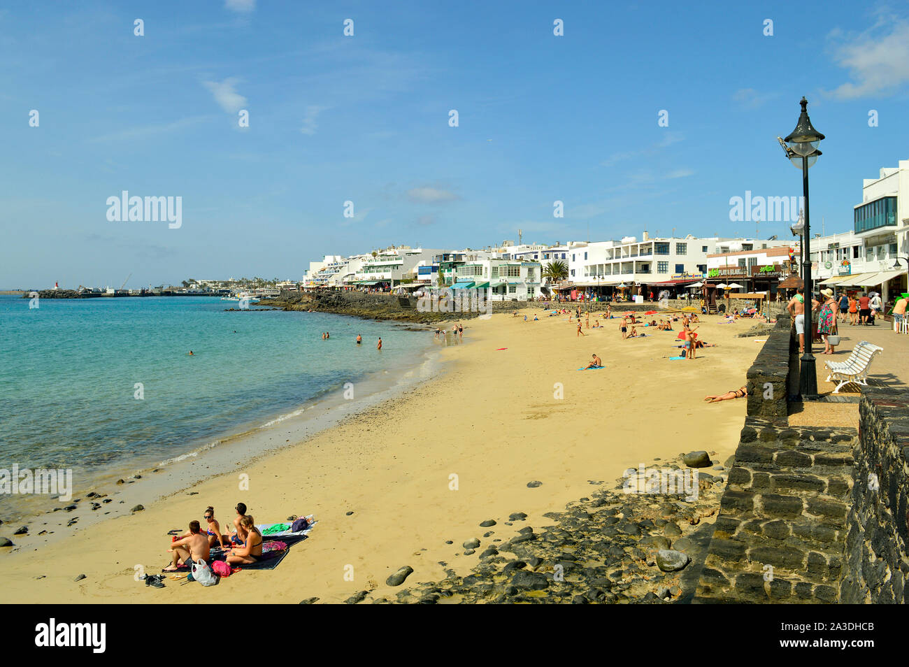 Les touristes à bronzer sur la plage Blanca joue à Lanzarote une île espagnole dans le Banque D'Images