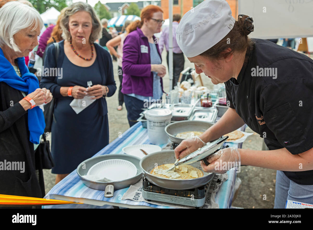 Detroit, Michigan - Un cuisinier fait des crêpes à la Française comme le stand Ste. Anne Paroisse de Detroit tient sa troisième rendez-vous annuel de la culture festiv Banque D'Images