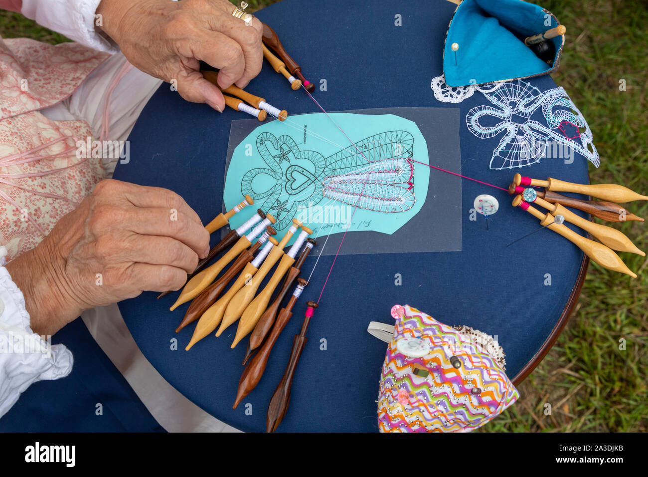 Detroit, Michigan - une femme fait la dentelle comme l'Hôpital Sainte-Anne. Anne Paroisse de Detroit tient sa troisième rendez-vous annuel du festival culturel. L'événement de célébrité Banque D'Images