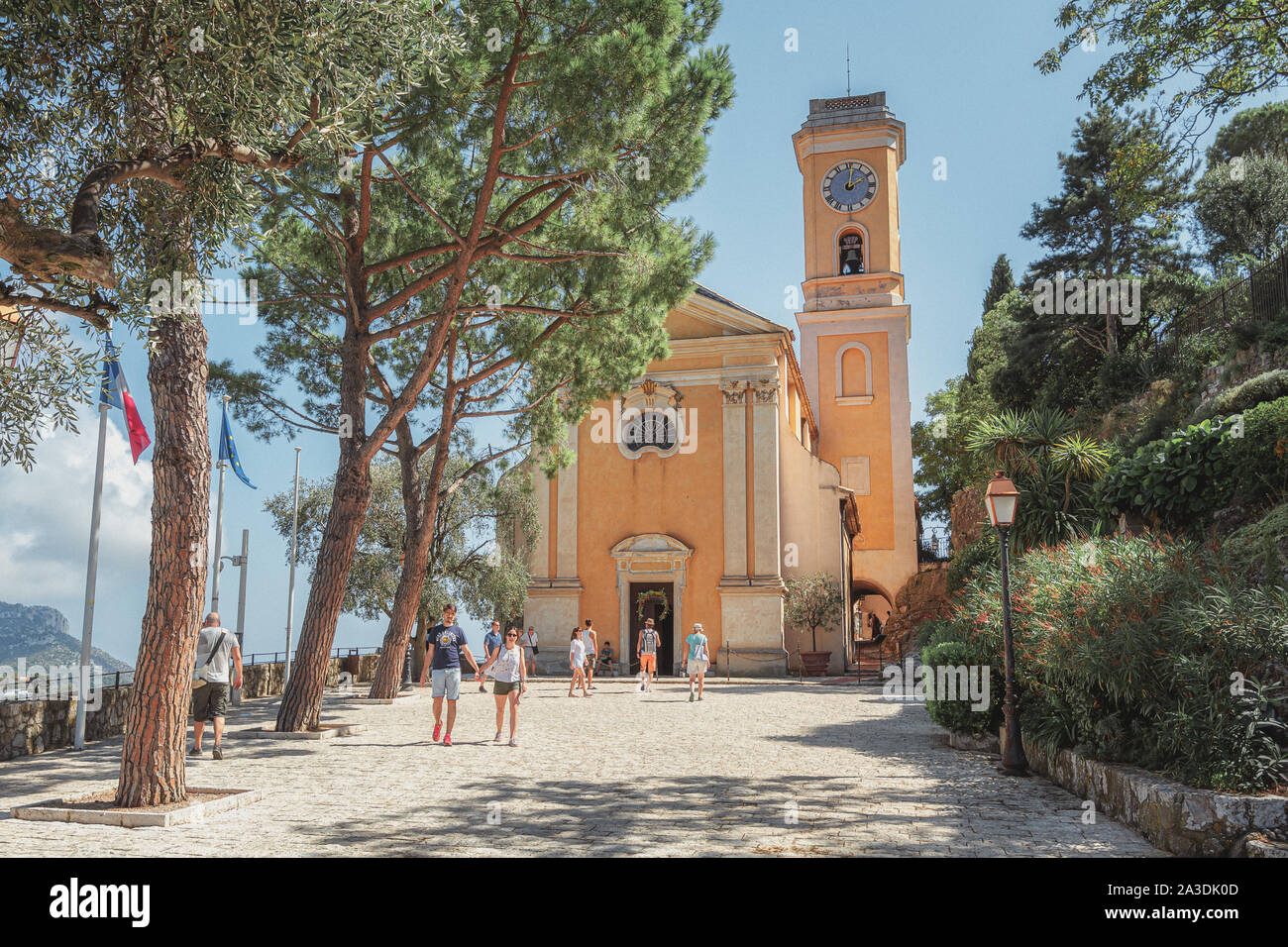 Eze, France, le 5 septembre 2018 : l'ancien néo-classicisme Eglise Notre Dame de l'assomption du village médiéval d'Eze Banque D'Images